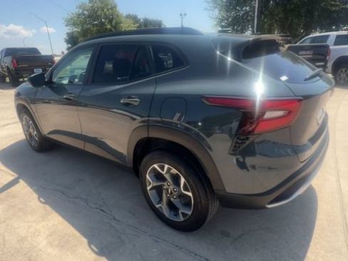 Used 2025 Chevrolet Trax LT FWD image 6