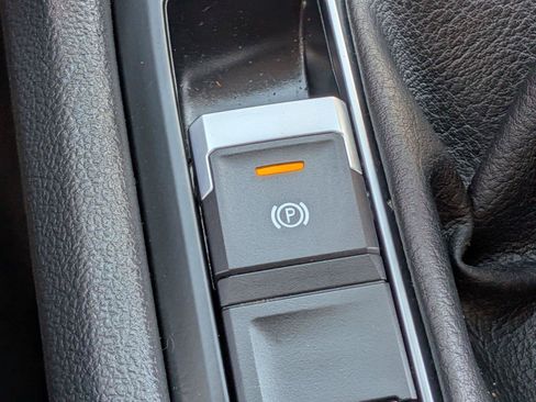 Used 2022 Volkswagen Taos SE FWD image 18