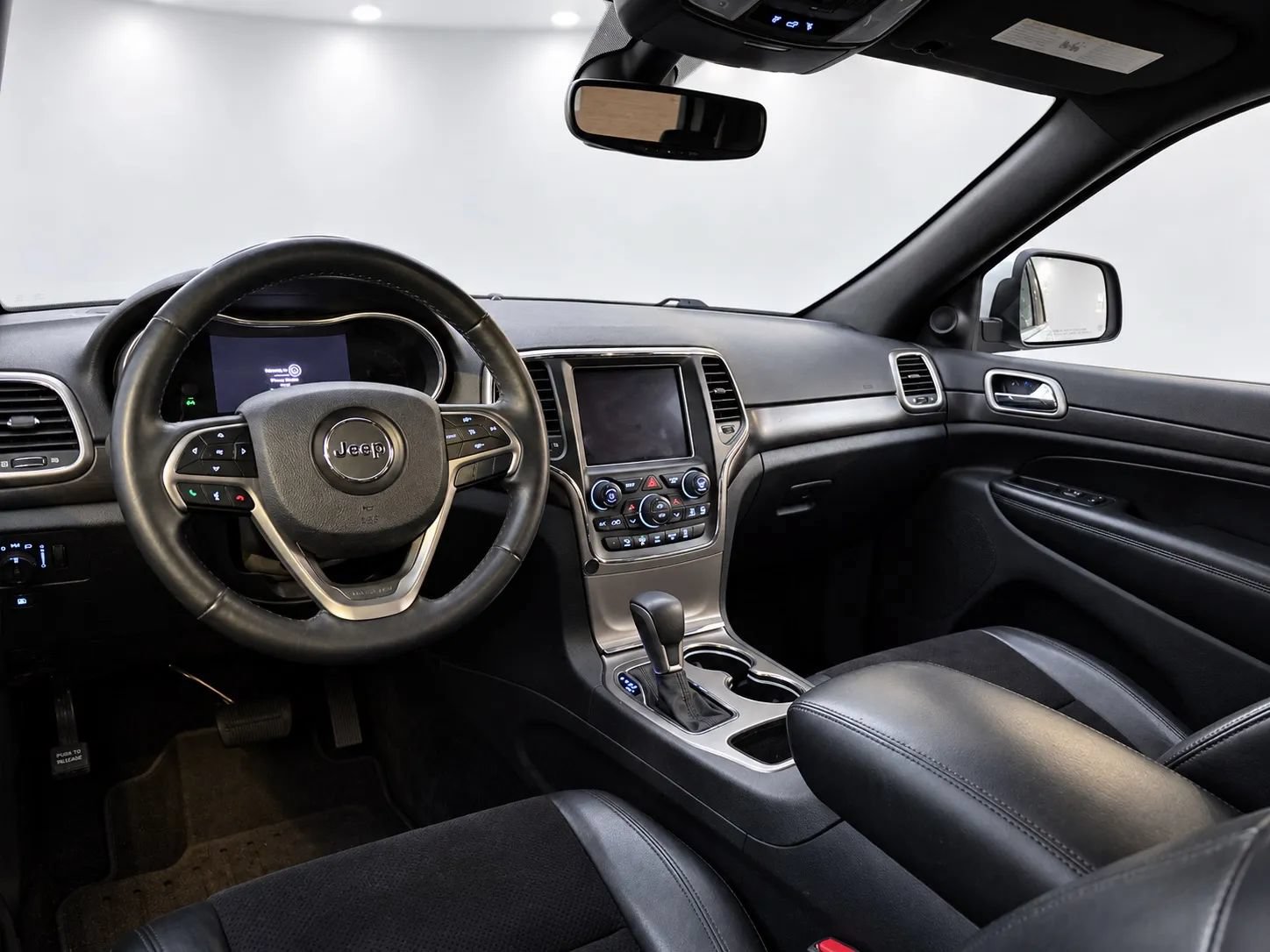 Used 2018 Jeep Grand Cherokee Altitude RWD image 12