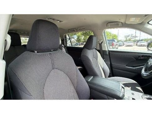 Certified 2025 Toyota Highlander LE FWD image 40