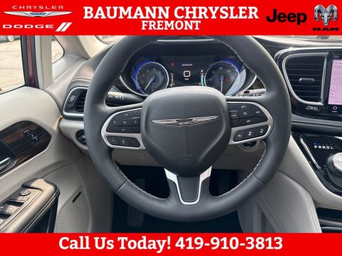 Used 2022 Chrysler Pacifica Limited AWD/4WD image 14