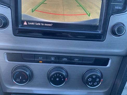 Used 2016 Volkswagen Golf S image 22