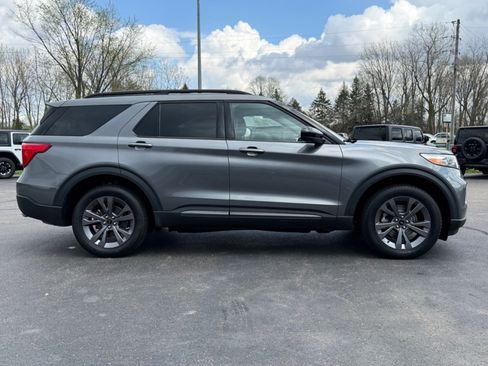 Used 2024 Ford Explorer XLT w/ Equipment Group 202A AWD/4WD image 9