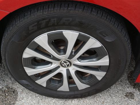 Used 2021 Toyota Prius Prime XLE FWD image 12