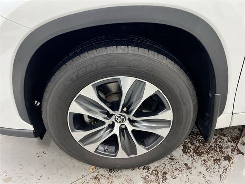 Used 2023 Toyota Highlander XLE image 26