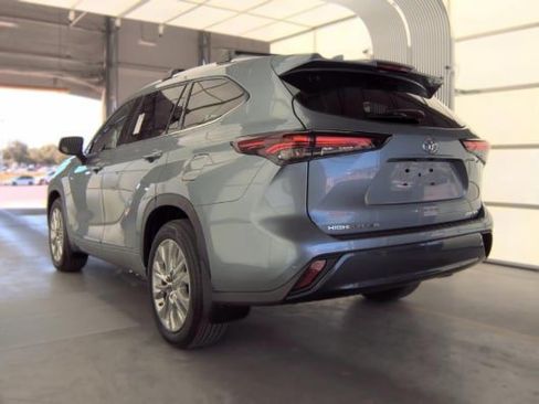 Used 2024 Toyota Highlander Limited FWD image 8
