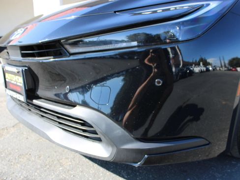 Used 2025 Toyota Prius LE FWD image 4