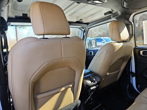 Used 2018 Jeep Wrangler Unlimited Sahara image 19