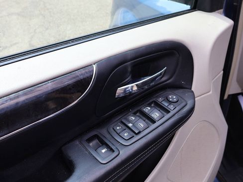 Used 2011 Chrysler Town & Country Touring-L w/ Driver Convenience Group FWD image 14