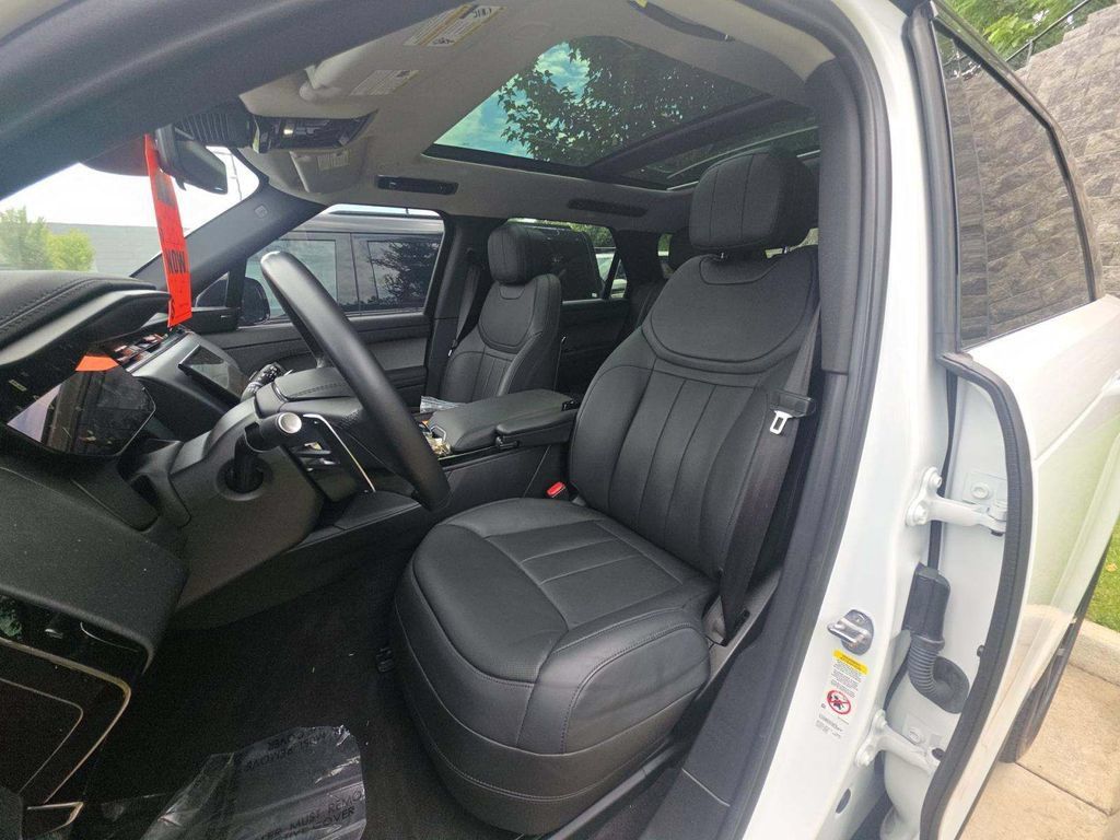 Used 2023 Land Rover Range Rover Sport SE AWD/4WD image 4