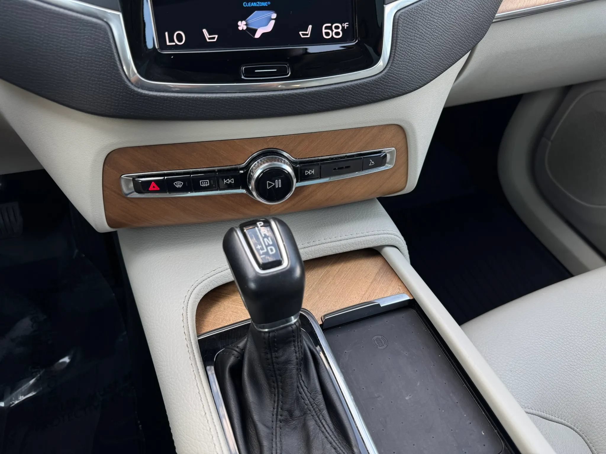 Used 2021 Volvo XC90 T6 Momentum w/ Protection Package Premier AWD/4WD image 23