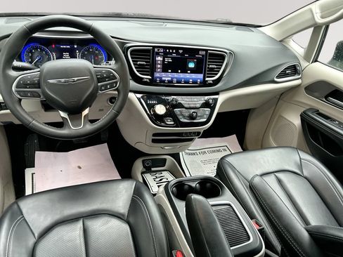 Used 2023 Chrysler Pacifica Touring-L FWD image 23