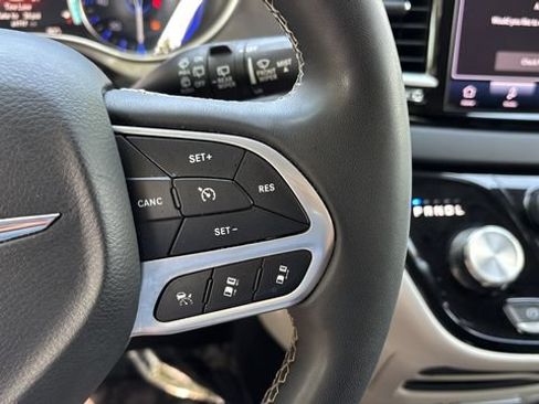 Used 2023 Chrysler Pacifica Touring-L FWD image 23