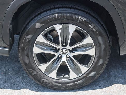 Used 2021 Toyota Highlander XLE FWD image 12