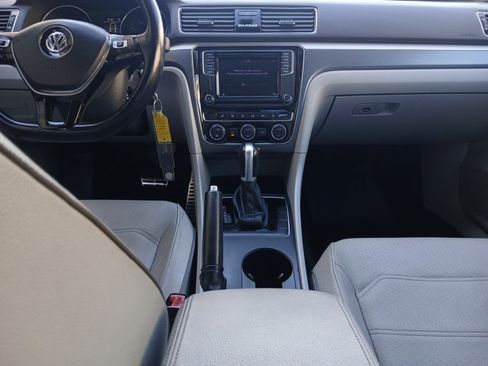 Used 2018 Volkswagen Passat 2.0T R-Line image 11