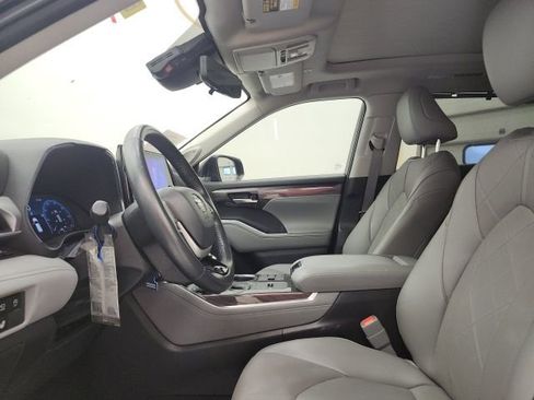 Used 2023 Toyota Highlander Platinum image 16
