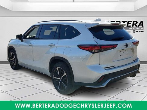Used 2022 Toyota Highlander XSE image 4