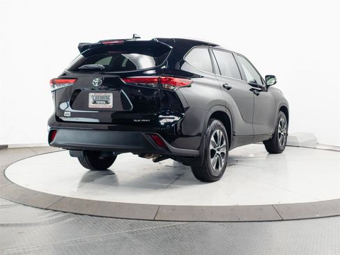 Used 2023 Toyota Highlander XLE AWD/4WD image 13