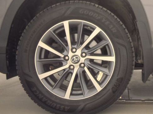 Used 2019 Toyota Highlander XLE image 18