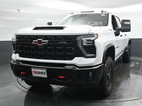 Used 2024 Chevrolet Silverado 2500 ZR2 w/ Technology Package image 8