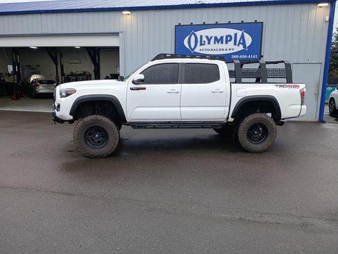 Used 2021 Toyota Tacoma TRD Off-Road w/ Technology Package image 2