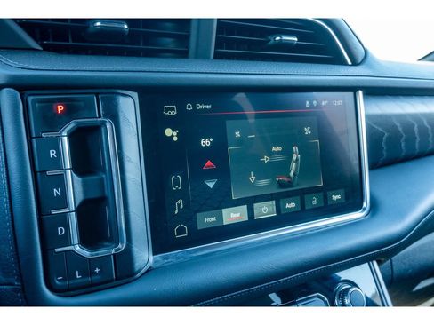 Used 2024 GMC Yukon XL Denali image 23