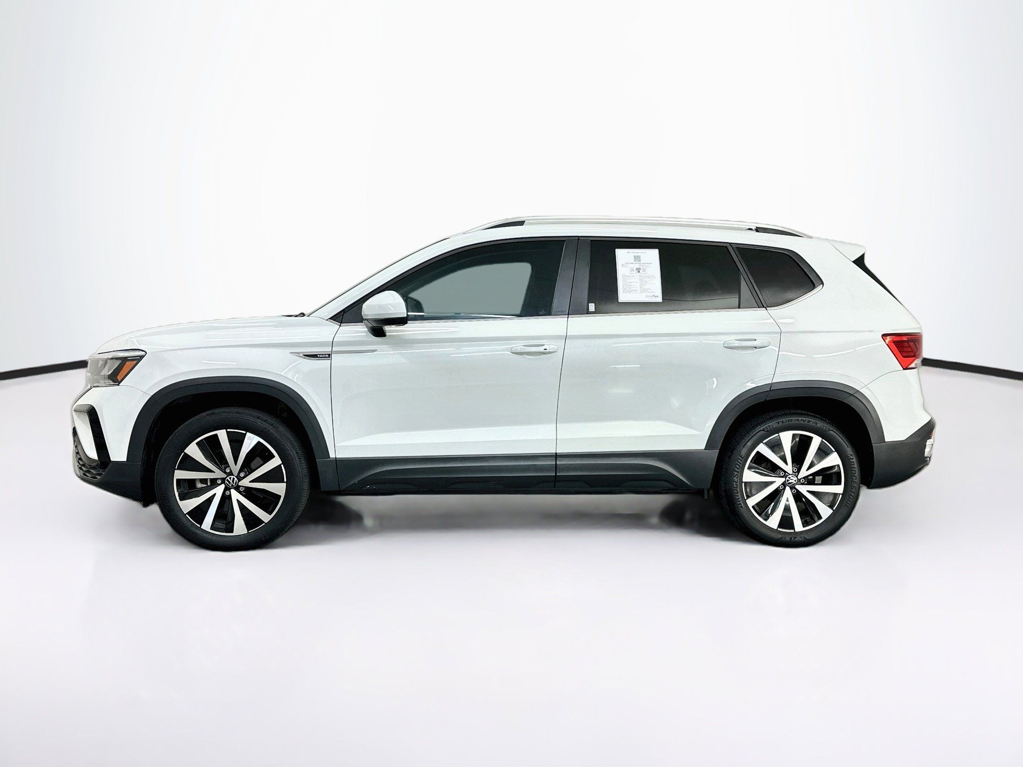 Used 2023 Volkswagen Taos SE w/ Panoramic Sunroof Package AWD/4WD image 4