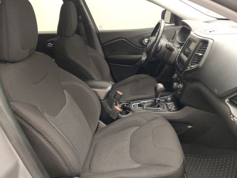 Used 2019 Jeep Cherokee Latitude w/ Cold Weather Group AWD/4WD image 21