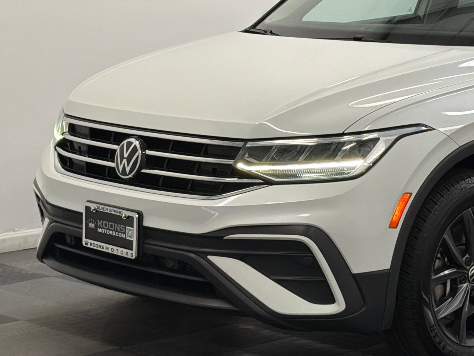 Used 2023 Volkswagen Tiguan SE FWD image 2