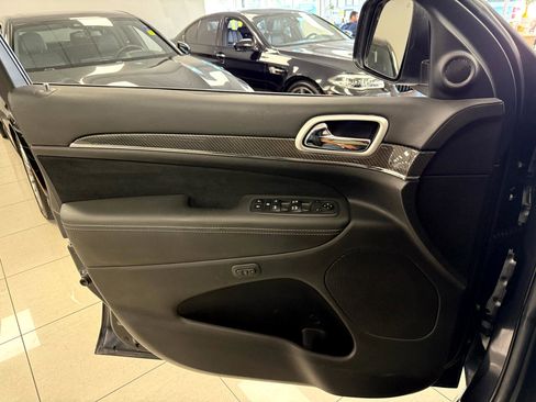 Used 2014 Jeep Grand Cherokee SRT image 9