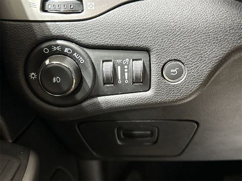 Used 2021 Jeep Cherokee Latitude Lux w/ Sun & Sound Group image 17