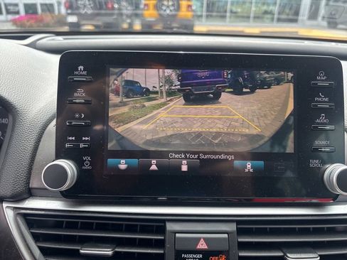 Used 2018 Honda Accord Touring image 4