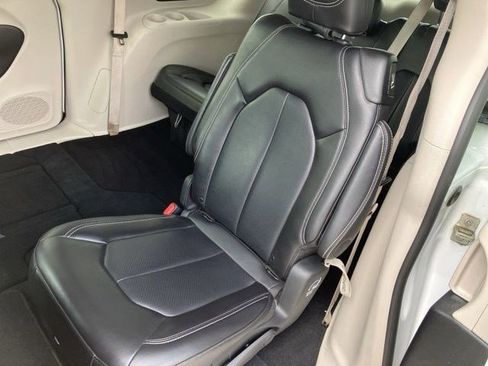 Used 2024 Chrysler Pacifica Touring-L FWD image 18