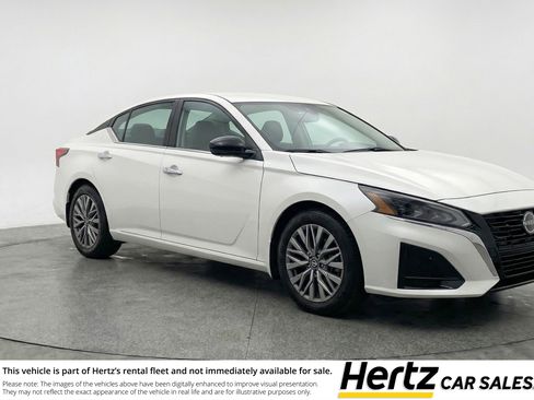 Used 2025 Nissan Altima 2.5 SV image 1