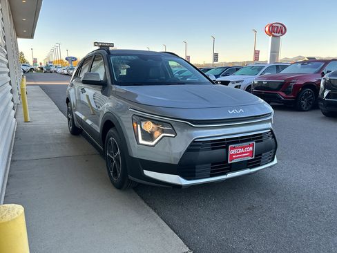 New 2025 Kia Niro EX image 3