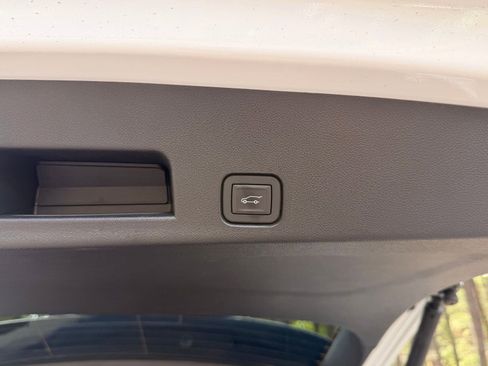 Used 2025 GMC Acadia Elevation w/ Elevation Premium Package FWD image 19