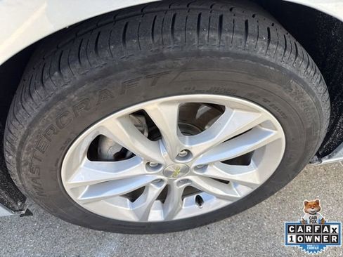 Used 2017 Chevrolet Malibu LT image 2