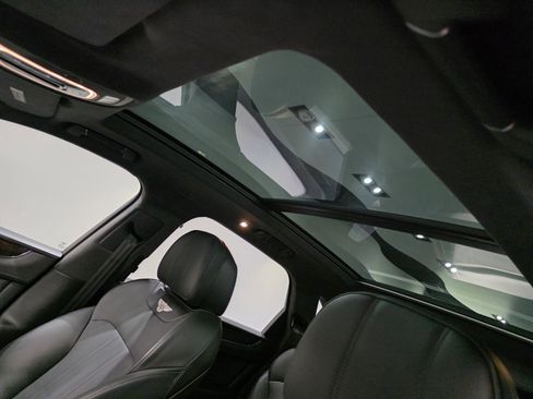 Used 2019 Bentley Bentayga image 9