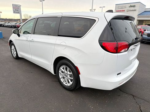 Used 2022 Chrysler Voyager LX image 3
