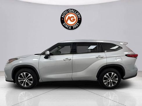 Used 2022 Toyota Highlander XLE FWD image 4