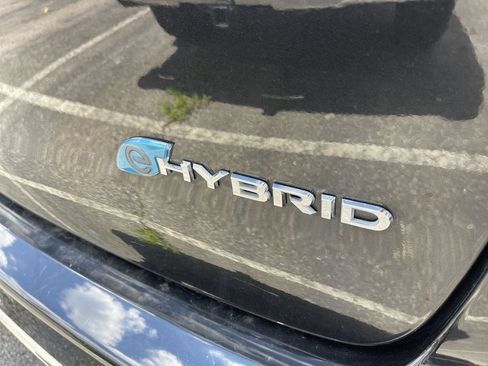 Used 2023 Chrysler Pacifica Touring-L FWD image 9