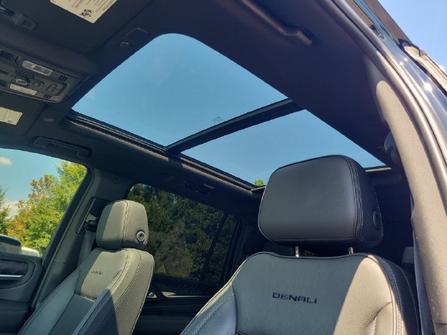 Used 2021 GMC Yukon XL Denali w/ Denali Premium Package AWD/4WD image 17