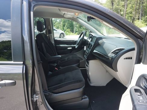 Used 2019 Dodge Grand Caravan SE FWD image 15