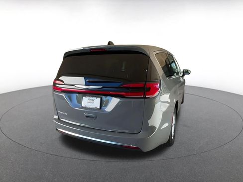 Used 2025 Chrysler Pacifica Select image 14