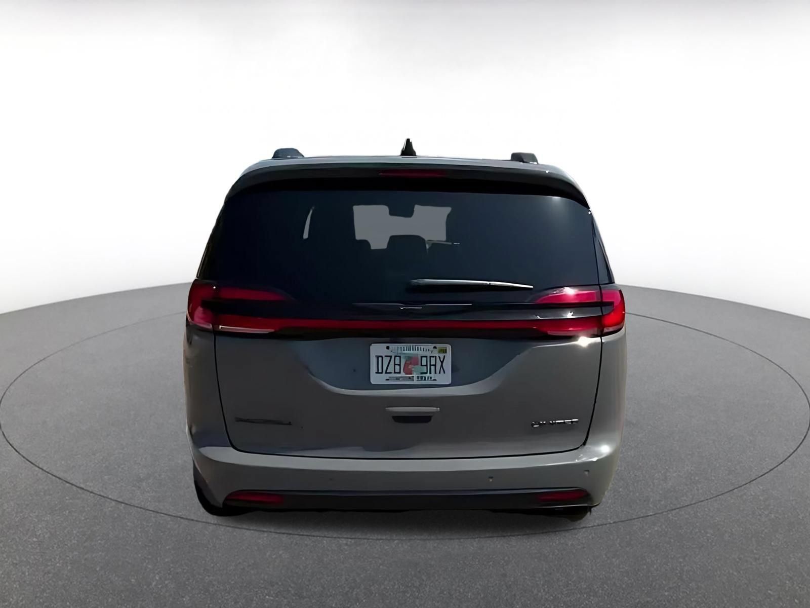 Used 2025 Chrysler Pacifica Limited FWD image 12