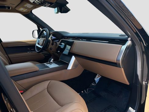 Used 2025 Land Rover Range Rover SE image 15