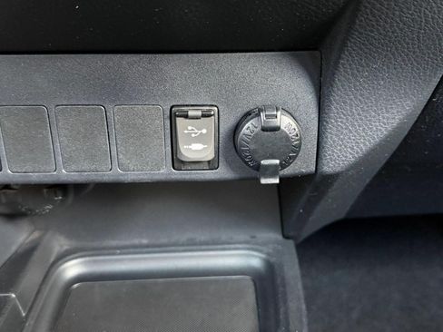 Used 2018 Toyota RAV4 XLE AWD/4WD image 31