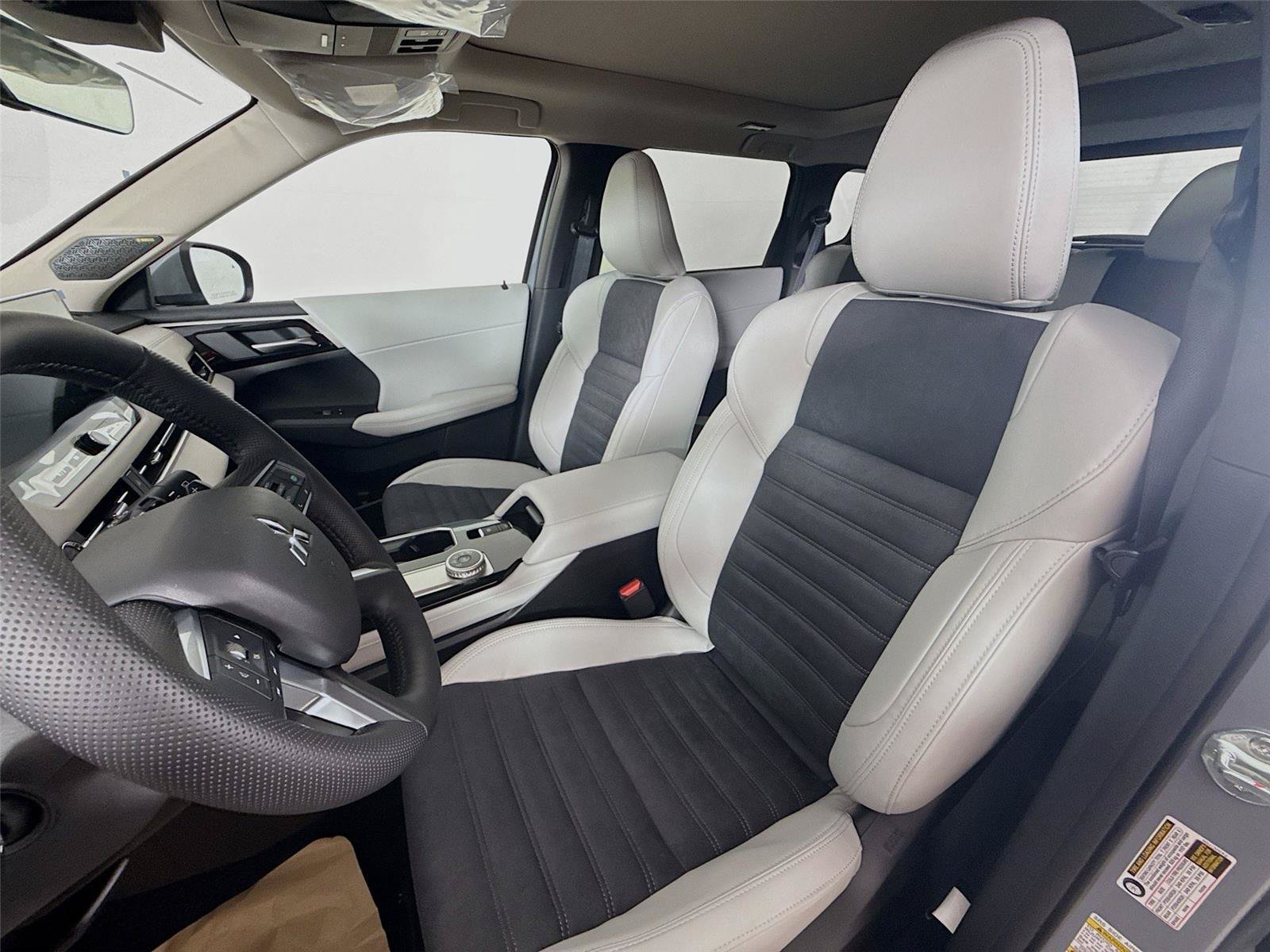 New 2026 Mitsubishi Outlander SE FWD image 2