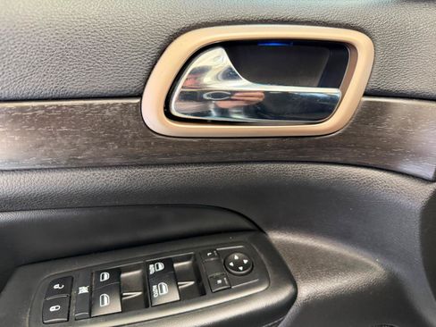 Used 2016 Jeep Grand Cherokee Laredo RWD image 12