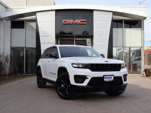 Used 2023 Jeep Grand Cherokee Altitude image 1